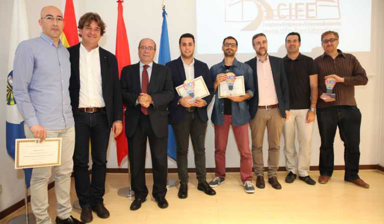 Portada de: Visionario de 21 años gana Premio al Emprendimiento